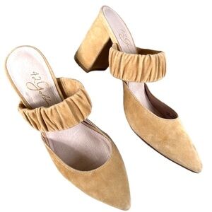 EUC 42 GOLD Leather Heels Tan Size 6